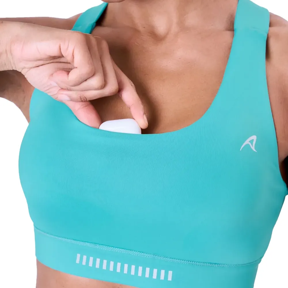 Top esportivo feminino azul claro Authen, modelo vestindo o top com calças esportivas azuis claras, fundo branco.